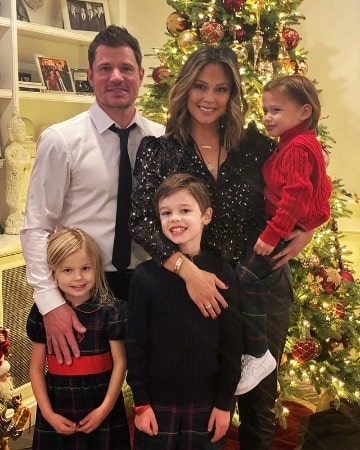 Picture of Helen Bercero's daughter Vanessa Lachey with her husband and children